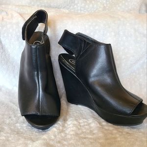 Candies 4" black wedge peep toe heel